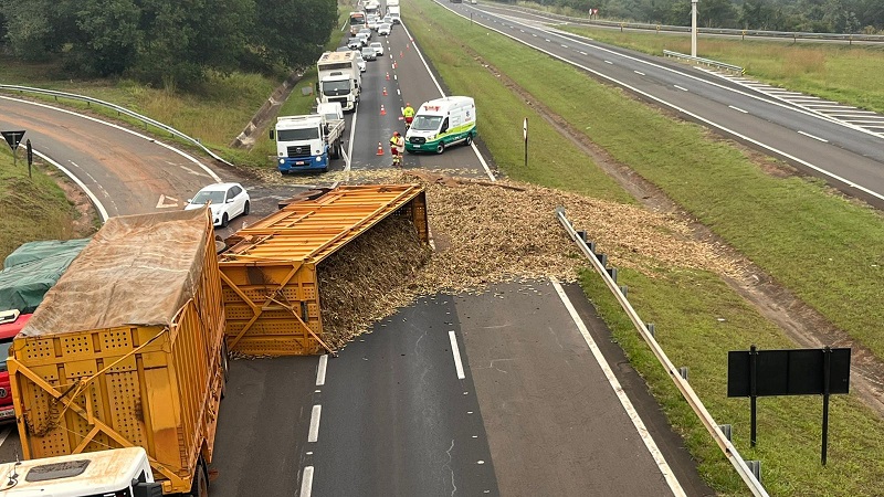 Foto 2 de 7 — Carreta tomba e causa lentidão na Rodovia Washington Luís (SP-310)